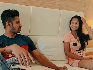 La pareja india aficionada se quita lentamente la ropa para tener sexo