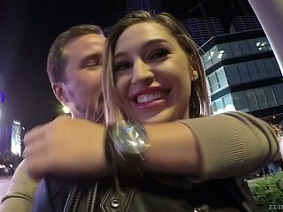 拾われた曲がりくねったセクシーなニンフォ・クレイオ・ヴァレンティエンはホテルで犯されています