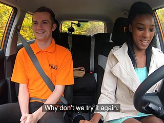 Interracial-Fick im Auto mit dem dünnen Ebenholzmädchen Asia Rae