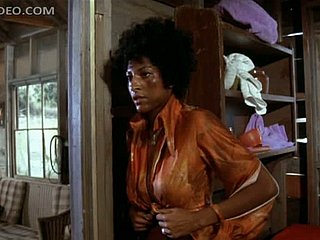Waanzinnig rondborstige Negro cosset Pam Grier maakt zichzelf los relative to haveloze kleding
