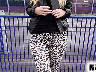 Misha Cross - Đón khách công cộng