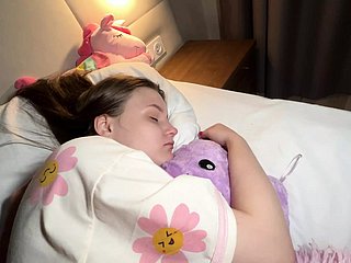 Pieprzyłem moją przyrodnią siostrę i spuściłem się w niej dwa razy