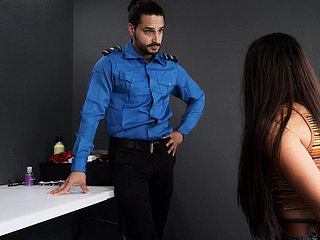 Een luchthavenbeveiligingsagent zag mijn speelgoed there mijn tas en nam me mee naar zijn kantoor en neukte mijn kontgat