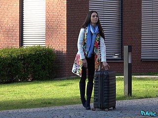Die süße Arwen Gilded bringt einen Fremden durch tollen Sex draußen zum Abspritzen