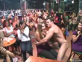 wanita cantik menunjukkan kemahiran menghisap batang mereka
