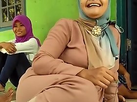 جميلة أقدام أمي الحجاب!