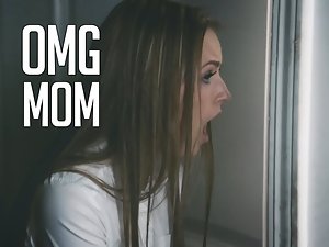 figlia guarda benumbed sua boob e il suo insegnante