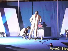 무대에서 미친 페티쉬 바늘 쇼