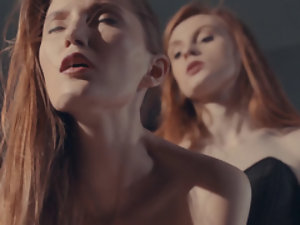 İki Sıcak Redhead Lezbiyenler Strapon sikiş