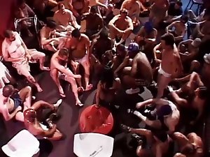 Utangaç kız, onun için 40 yükleri