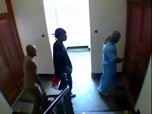 Tiga orang kulit hitam sialan pirang
