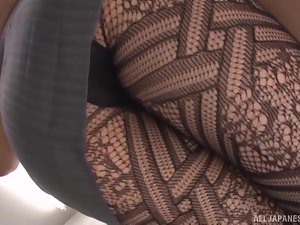 섹시한 아시아 교사 하타노는 흥분 학생을 유혹