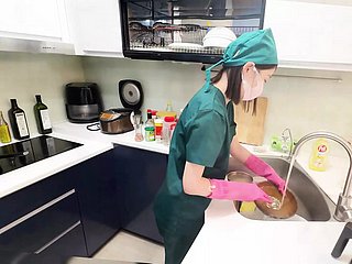 Nữ y tá được bác sĩ đưa vào cơ thể từ phía sau và xuất tinh vào trong mông