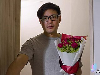 Stacy, adolescente taiwanesa de peitos grandes, está fazendo sexo e se divertindo.