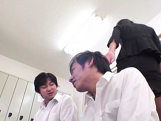ครูชาวจีนพบกันในโรงยิม