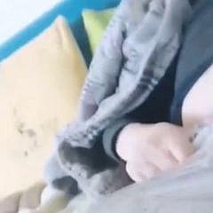Junger Mann lutscht Opa
