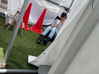 Dame glum domestique avec un jean se masturbe à l'état sauvage
