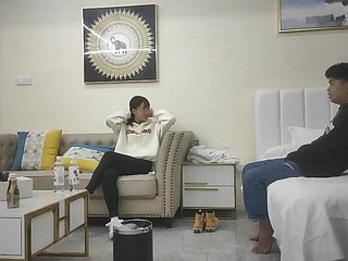 Piękna kobieta wychodzi, żeby otworzyć dom. Chinki są bardzo szczęśliwe