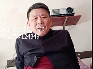 ハンサムな中国人のスーツの男性
