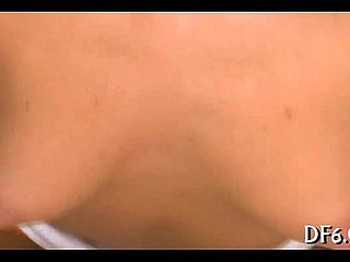 처녀는 긴 틈을 탐험한다