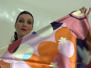 การสาธิตผ้าคลุมศีรษะผ้าซาตินอันสวยงาม โดย JOI Lady Victoria Valente