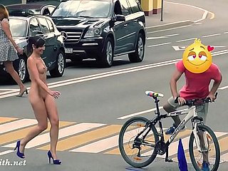 Câmera escondida flagra Jeny sendo despida em público