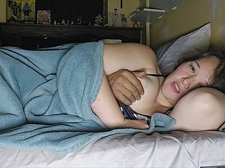 의붓딸이 의붓아빠가 눈치채지 못하게 섹스해주길 바라며 의붓어머니 집에 몰래 들어간다