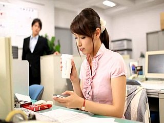 可爱的办公室助理脱下裤子，与老板进行一场惊心动魄的性爱