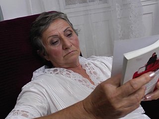 Nenek powered ini masturbasi setiap hari dalam seminggu