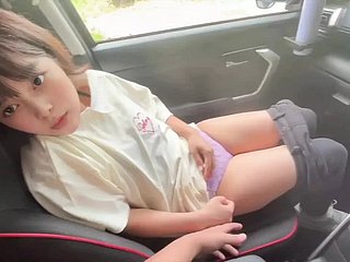 زوجان لا يستطيعان تحمل رائحتها الحامضة بعد عملها بدوام جزئي وممارسة الجنس في السيارة.