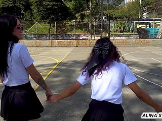 Appropriate to studentesse ribelli lasciano le lezioni per divertirsi appassionatamente tra lesbiche