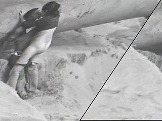 Pasangan Latina terangsang berseronok berhampiran batu di pantai