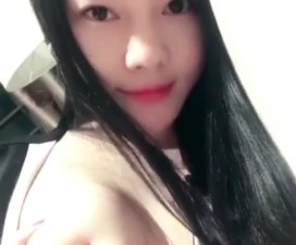 アジアのセクシーな女の子フラッシュおっぱい