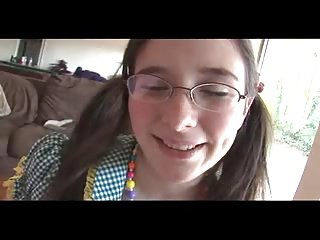 Nerdy dziewczyna z ładne cycki i sutki popieprzone