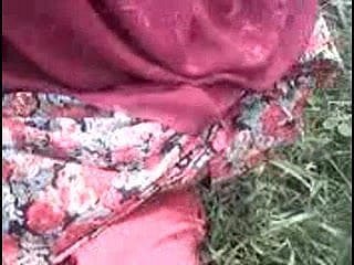 gadis desi menunjukkan payudaranya dan vaginanya di hutan
