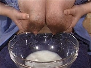seins asiatiques allaitant