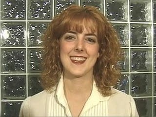 Redhead Streifen nach unten und streichelt ihre Brüste und Fotze
