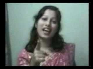 una señora india tomando su baño extrinsic