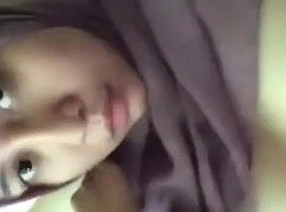 NOTGEILE Rich-Indonesian Babe masturbiert