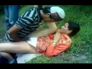 desi mam kacau oleh 3 anak laki-laki di hutan