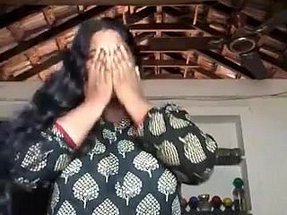 caldo aunty mallu strippaggio mostrando tette succose