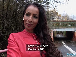 公共エージェント本物のMILFは、現金のためにファック