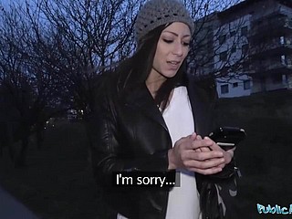 섹시한 몸과 큰 엉덩이를 가진 공공 에이전트 슬림 갈색 머리