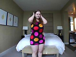 Sâu họng BBW Redhead Haymaker Rhodes Sucks Cock và Gets Fucked