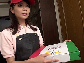 Asiático mensajería de entrega Akubi Yumemi da mamada a su cliente