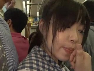 étudiant japonais obtient sa chatte lancinante dans un instructor doigter
