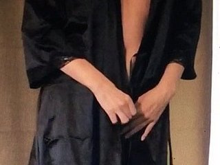 Siyah elbise çıplak dans