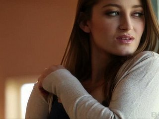 Nubile cosset Dani Daniels ottiene nudo e mostra benumbed sua figa