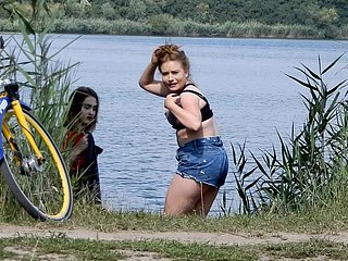 Meninas que prestam atenção a cara pelado