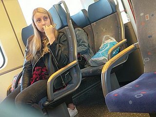 Menina picayune trem chocado com grande protuberância